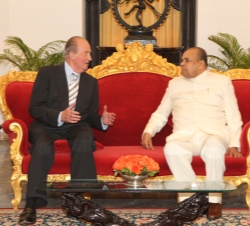 Don Juan Carlos durante el encuentro con el Gobernador del Estado de Maharashtra